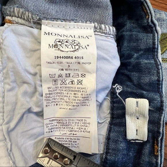 Monnalisa Embroidered Rose Jeans. Size 3 yrs. - Picture 6 of 9